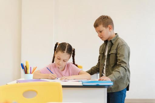 女の子に教える男の子 男の子,女の子,子どもの写真素材