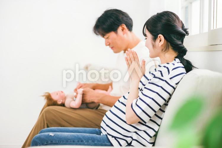 マタニティ教室でおむつ替え練習をする男女 マタニティ教室,オムツ替え,両親教室の写真素材