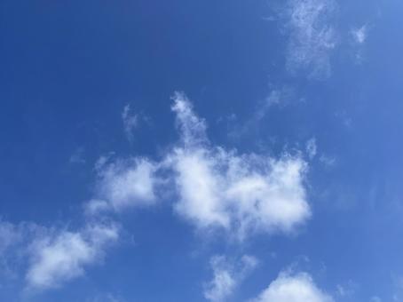 空に雲 空に雲の写真