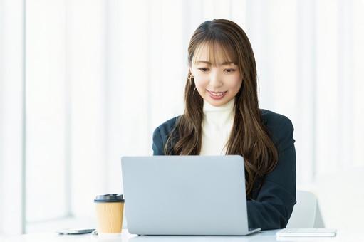 パソコンを使う女性・ビジネスウーマン 女性,パソコン,働くの写真素材