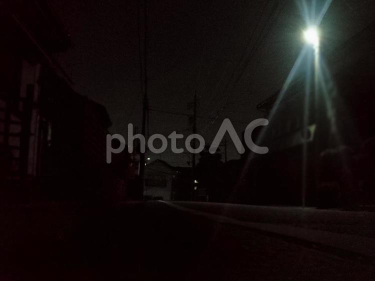 暗闇に浮かぶ外灯 風景,夜,影の写真素材
