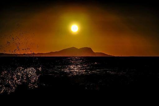 <Goto scenery> The sea at dawn and rough waves, JPG