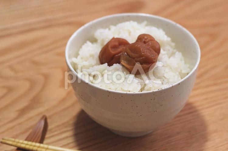 お茶碗に白米と梅干！ 食,食べ物,お米の写真素材