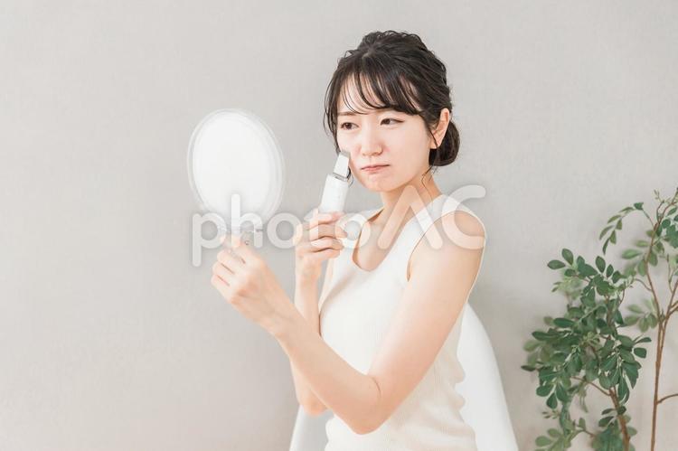 ウォーターピーラーを使う肌荒れに悩む女性 ウォーターピーラー,スキンケア,ウォーターピーリングの写真素材