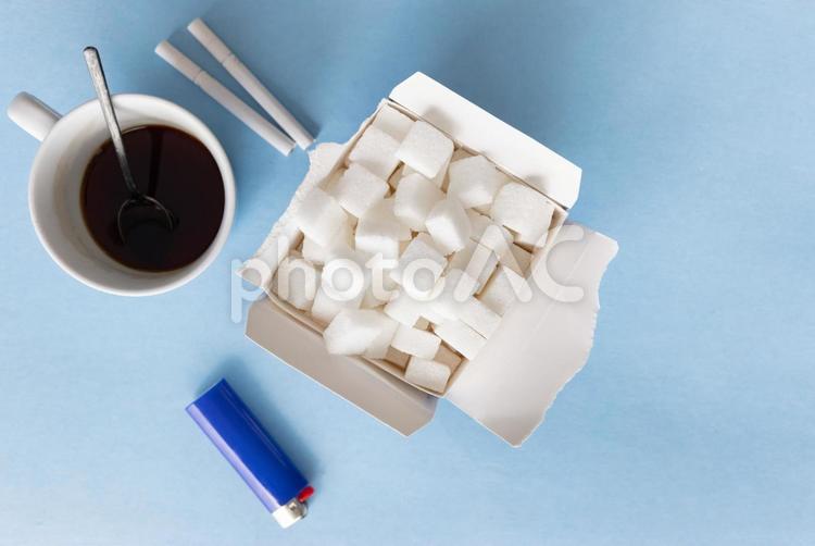 紙箱の角砂糖とコーヒーとライター 角砂糖,砂糖,ダイエットの写真素材