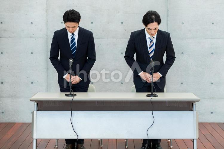 謝罪会見するビジネスマン 謝罪,ビジネスマン,ビジネスの写真素材