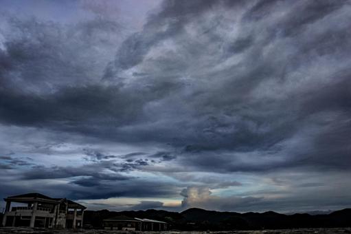 <五島の風景>どんよりと曇った夕暮れの海 <五島の風景>どんよりと曇った夕暮れの海の写真