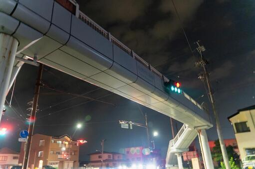 夜の歩道橋 歩道橋,信号,夜の写真素材
