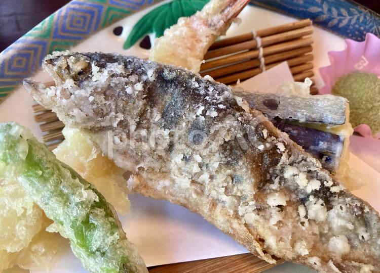 山女魚ヤマメの唐揚げと海老の天ぷら ヤマメ,唐揚げ,魚の写真素材