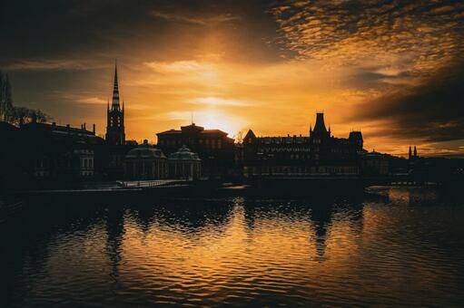 夕日に沈む街 夕暮れ,夕焼け,シルエットの写真素材