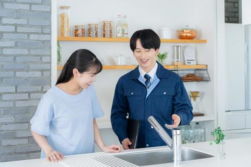 キッチンで女性に説明をする不動産業者 キッチンで女性に説明をする不動産業者 不動産,設計,女性の写真素材