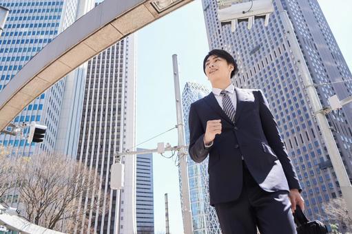 Japanese male businessman walking dashingly in the office district, yeni çalışan, bir adam, bir işadamı, JPG