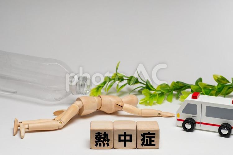 熱中症で倒れたデッサン人形と救急車 熱中症,熱射病,塩分補給の写真素材