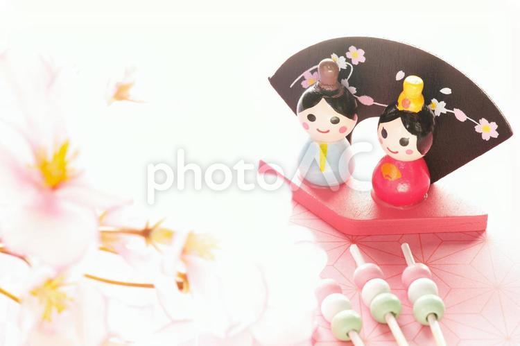 雛人形と三色団子　桜が咲く春の日本の行事 ひな祭,雛祭り,雛人形の写真素材