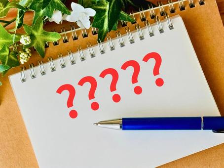 5つの赤いはてなマークが書かれたノート 5つの赤いはてなマークが書かれたノート はてなマーク,ヘルプ,相談の写真素材