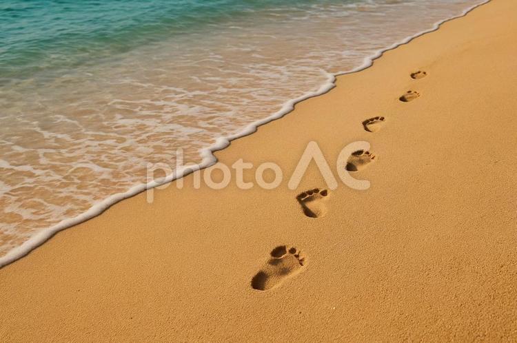 砂浜に続く足跡と波打ち際・夏のビーチ・旅 砂浜,足跡,波打ち際の写真素材