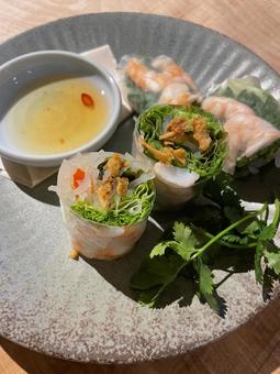 生春巻きとディップソース 生春巻きとディップソース 料理,生春巻き,食事の写真素材