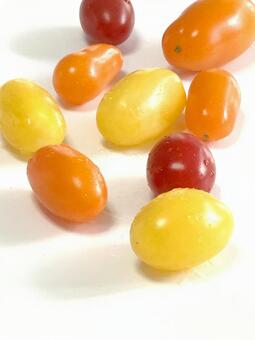 カラフルなプチトマト水滴白バック トマト,プチ,カラフルの写真素材