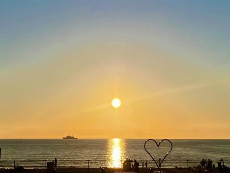福津海岸ハートのオブジェと夕日(その② 福津海岸ハートのオブジェと夕日(その② 福津,海,海岸の写真素材