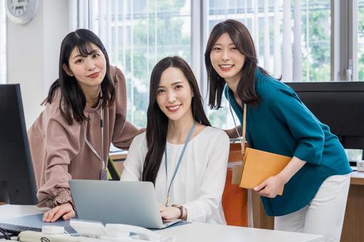 オフィスで仕事をする社員。 オフィスで仕事をする社員。 ビジネス,ビジネスマン,ビジネスウーマンの写真素材