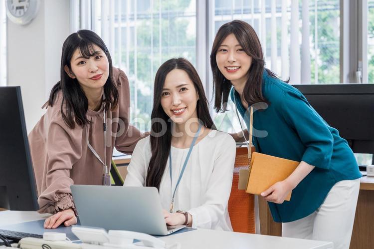オフィスで仕事をする社員。 ビジネス,ビジネスマン,ビジネスウーマンの写真素材