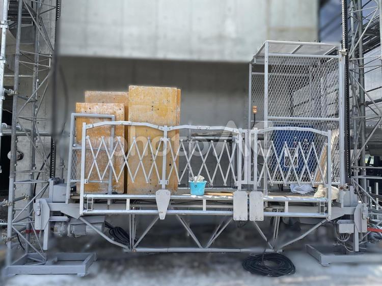 建築現場のリフト 街並み,暮らし,風景の写真素材