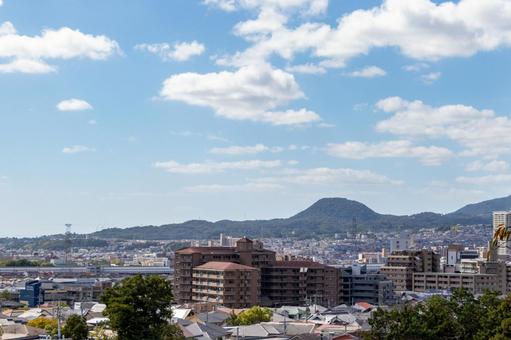 宝塚の山から眺める甲山 宝塚の山から眺める甲山 街並み,甲山,丘の写真素材