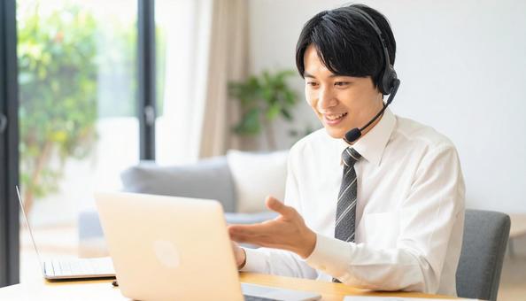笑顔でリモートワークをするビジネス男性 笑顔でリモートワークをするビジネス男性の写真