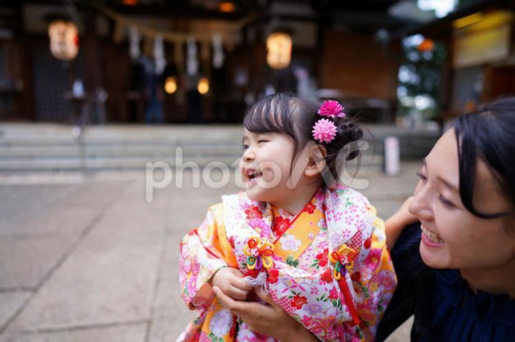 花飾りをつけた女の子を見つめる母 七五三,お参り,七五三参りの写真素材