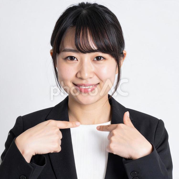 自分を指さすビジネスウーマン 女性,スーツ,ビジネスの写真素材