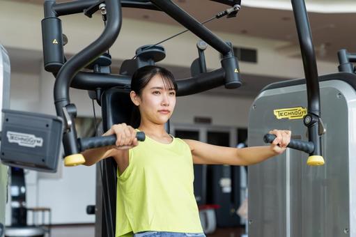 ジムでトレーニングする若い女性 ジム,フィットネス,トレーニングの写真素材