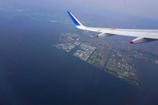 飛行機から見る東京の地上風景と翼1 翼,左翼,地上の写真素材