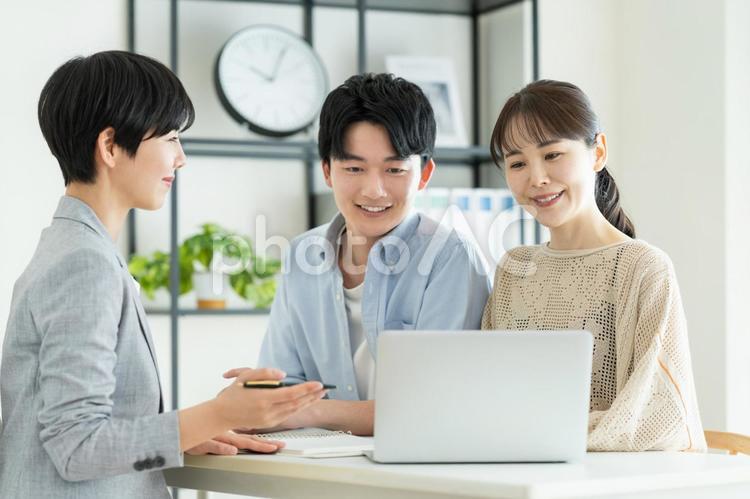 プランナーに相談する若い夫婦 夫婦,カップル,営業の写真素材