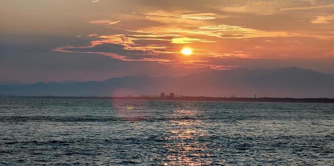 江ノ島大橋から見る夕日 江ノ島大橋から見る夕日 海,癒し,夕方の写真素材