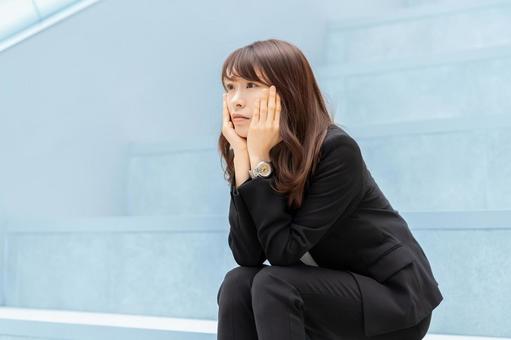 考えごとをする女性・ビジネスウーマン 女性,ビジネス,ビジネスウーマンの写真素材
