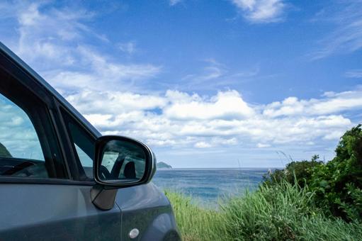 素材>晴れた日のシルバーの車とドアミラー 素材>晴れた日のシルバーの車とドアミラー ドアミラー,サイドミラー,ミラーの写真素材