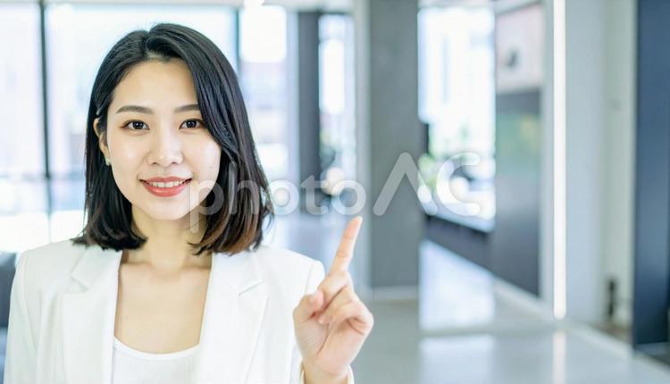 自信のある表情で指さすビジネス女性 指さす,指差し,ビジネスの写真素材