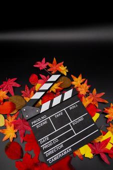 紅葉とカチンコ：秋の映画・映像制作 カチンコ,紅葉,秋の写真素材