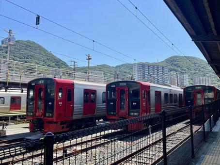 門司港駅に並ぶ813系通勤電車 門司港駅に並ぶ813系通勤電車 門司港駅,留置線,始発の写真素材