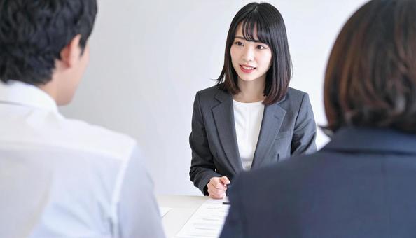 面接をする面接官の写真