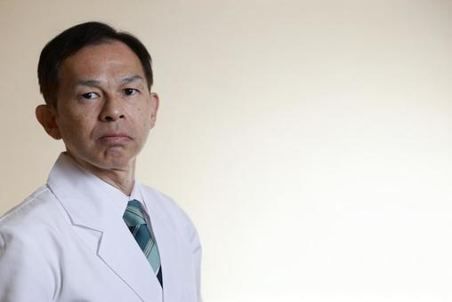 白衣 中年男性 白衣 中年男性 日本人,60代,シニアの写真素材