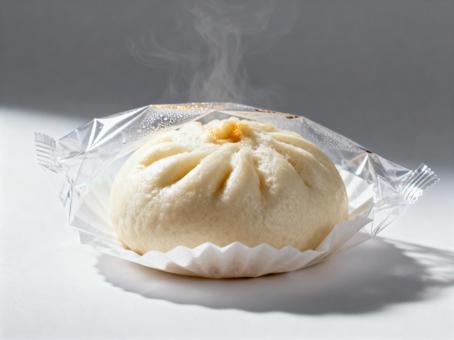 袋に入った熱々湯気が立つ肉まんの物撮りの写真