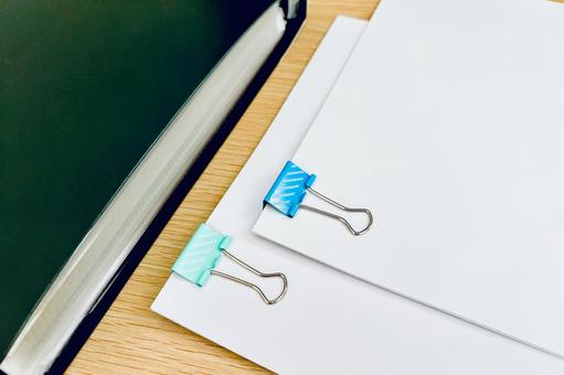 書類とクリップのあるデスク デスク,事務,書類の写真素材