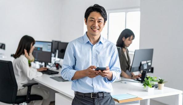 オフィスで働く日本人システムエンジニア オフィスで働く日本人システムエンジニアの写真