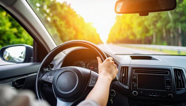 車を運転するドライバーの手 車を運転するドライバーの手の写真