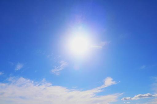 空と眩しい太陽 空,青空,太陽の写真素材