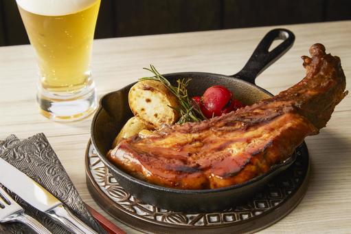 豚のスペアリブローストとビール 豚のスペアリブローストとビール スペアリブロースト,スペアリブ,豚肉の写真素材