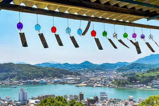 千光寺の涼し気な風鈴越しに望む尾道の海 千光寺の涼し気な風鈴越しに望む尾道の海 尾道,風鈴,千光寺の写真素材
