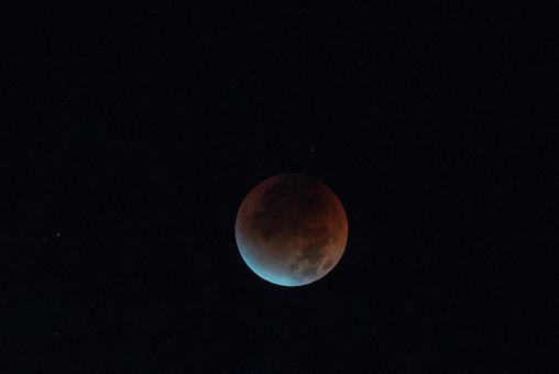 皆既月食直前の青白く輝く月 2 皆既月食直前の青白く輝く月 2の写真