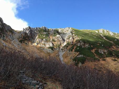 晩秋の山 稜線 晩秋の山 稜線の写真